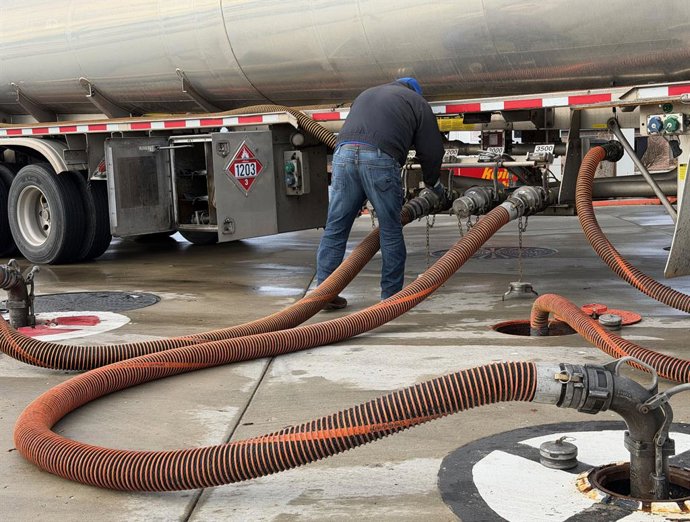 January 9, 2026, Racine, Wisconsin, USA: Underground storage tanks are filled by a wholesaler at a gas station in Racine, Wisconsin Friday January 9, 2026, the day oil company executives met with President Donald J. Trump. It is not clear what effect Trum