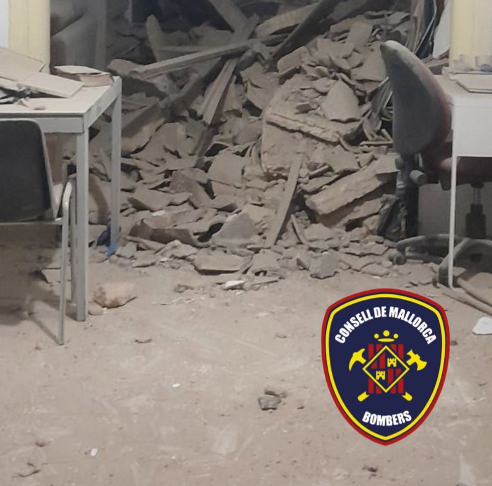 Muere un joven de 18 años en Manacor (Mallorca) al quedar atrapado tras derrumbarse el techo de la habitación donde dormía. Su hermano, de 12 años, ha resultado herido.