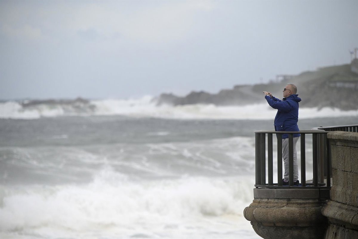 Una docena de provincias tienen activos avisos por viento, olas, niebla, frío y nieve