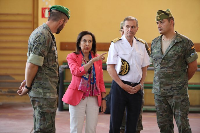 La ministra de defensa, Margarita Robles, visita al personal de la misión de asistencia militar de la Unión Europea en apoyo a Ucrania, en la Academia de Infantería de Toledo, a 5 de septiembre de 2025, en Toledo, Castilla-La Mancha (España).