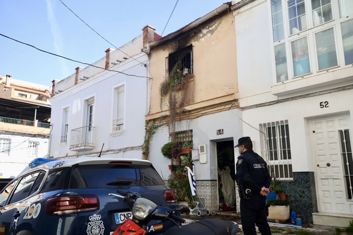 Los servicios de emergencia han encontrado este jueves en el interior de una vivienda incendiada el cuerpo sin vida de un hombre de 75 años, según ha informado el sistema Emergencias 112 Andalucía y el Área de Seguridad del Ayuntamiento de Málaga.