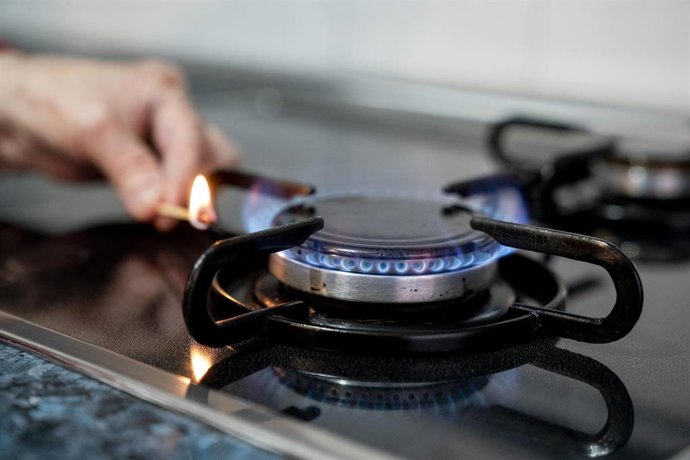 Archivo - Una persona enciende un fuego de cocina de gas en imagen de archivo. 