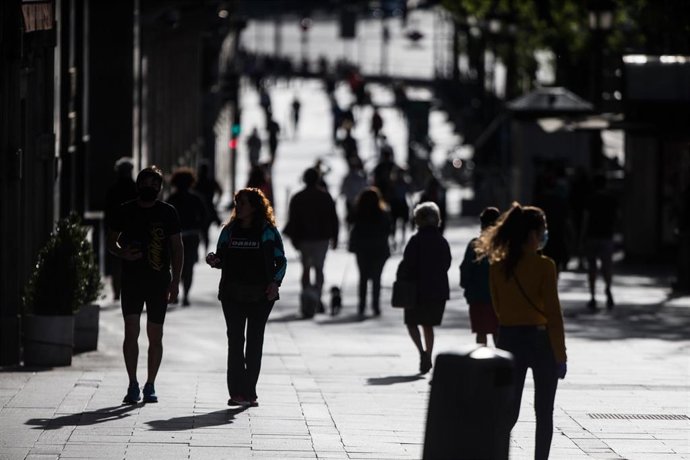 Archivo - Congestión de personas caminando por las calles de Madrid en el segundo día de desconfinamiento durante la Pandemia Covid-19 que ha generado el Estado de Alarma en España. A 3 de Mayo, 2020 en Madrid, España