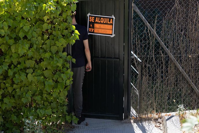 Archivo - Un cartel que anuncia que se alquila una vivienda, a 16 de septiembre de 2025, en Madrid (España). El precio del alquiler subió un 8% en agosto en Madrid con respecto al mismo mes del año anterior y se sitúa en 21,64 euros por metro cuadrado, se