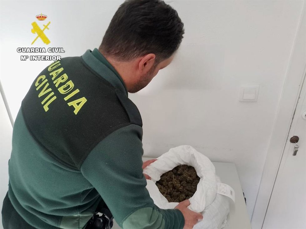 Agentes de la Guardia Civil interviene un kilo de cogollos de marihuana.