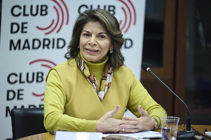 A ex-presidente da Costa Rica, Laura Chinchilla (c), durante um café da manhã informativo, na sede do Clube de Madrid, em 14 de janeiro de 2026, em Madrid (Espanha). O encontro, organizado pelo Clube de Madrid, ocorre por ocasião da primeira visita de Chi