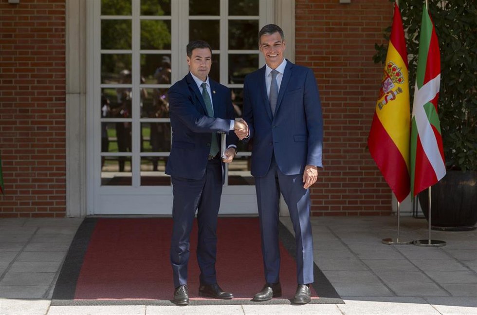 Archivo - El lehendakari, Imanol Pradales (i), y el presidente del Gobierno, Pedro Sánchez (d), durante un encuentro en el Palacio de La Moncloa