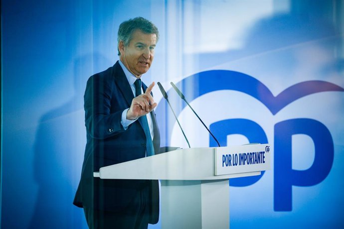 O presidente do Partido Popular, Alberto Núñez Feijóo, intervém durante um evento após a reunião do comitê nacional do PP, no Hotel Grand Marina, em 12 de janeiro de 2026, em Barcelona, Catalunha (Espanha). Este encontro na capital catalã pr