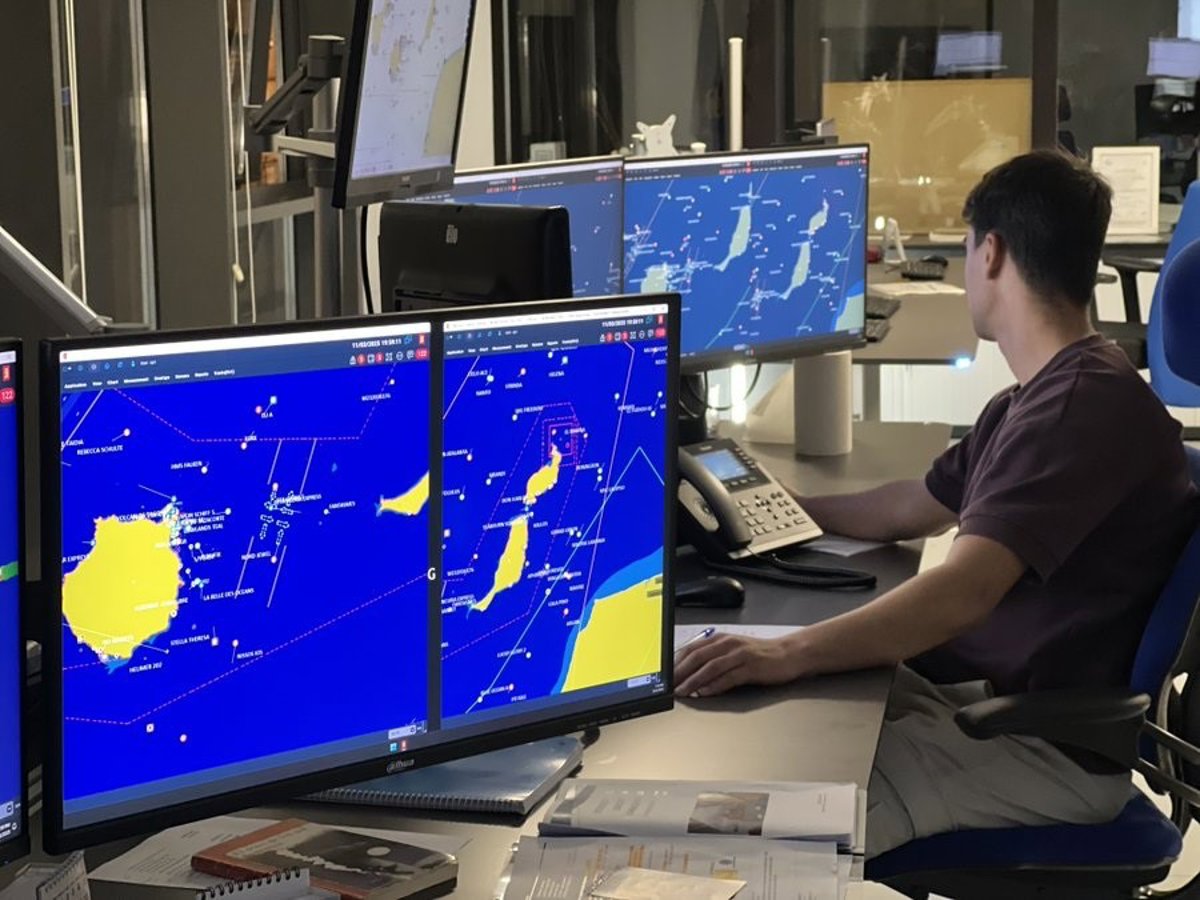 Rescatan a 133 migrantes, entre ellos dos fallecidos, en aguas de Canarias a bordo de dos embarcaciones