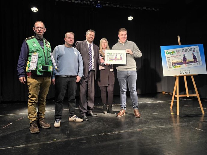 Presentación del cupón de la ONCE ilustrado con la Fiesta de Jarramplas