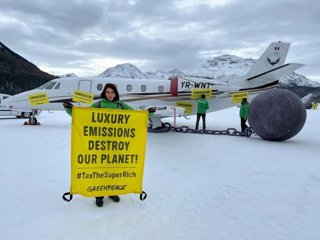 Greenpeace ha advertido de que uno de cada cuatro participantes en el Foro Económico Mundial (FEM) que se celebrará la próxima semana en Davos (Suiza) llega al evento en un jet privado, un medio "altamente contaminante".