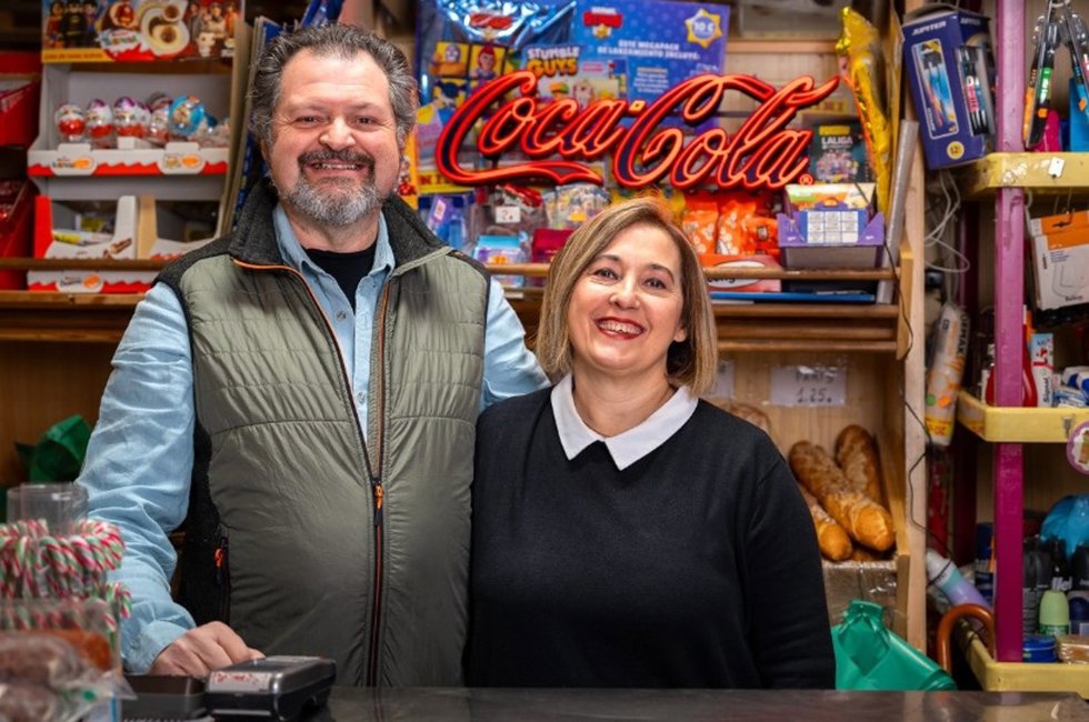 Dependientes en una tienda de conveniencia.