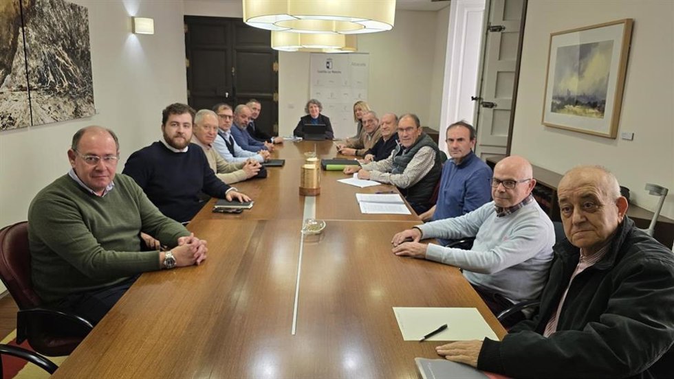 Reunión de la consejera Mercedes Gómez con los presidentes y representantes de las SAT de regadíos de La Gineta y Montalvos.