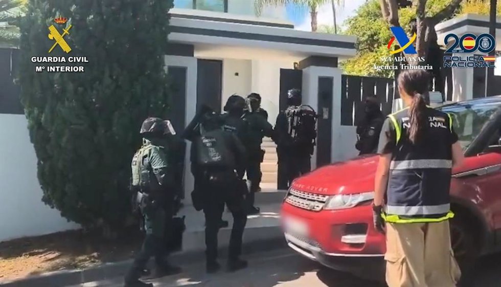 Agentes de Guardia Civil, Policía Nacional y Vigilancia Aduanera en uno de los registros realizados.