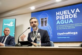 El consejero de Agricultura, Pesca, Agua y Desarrollo Rural, Ramón Fernández-Pacheco, durante el desayuno informativo de Huelva Riega