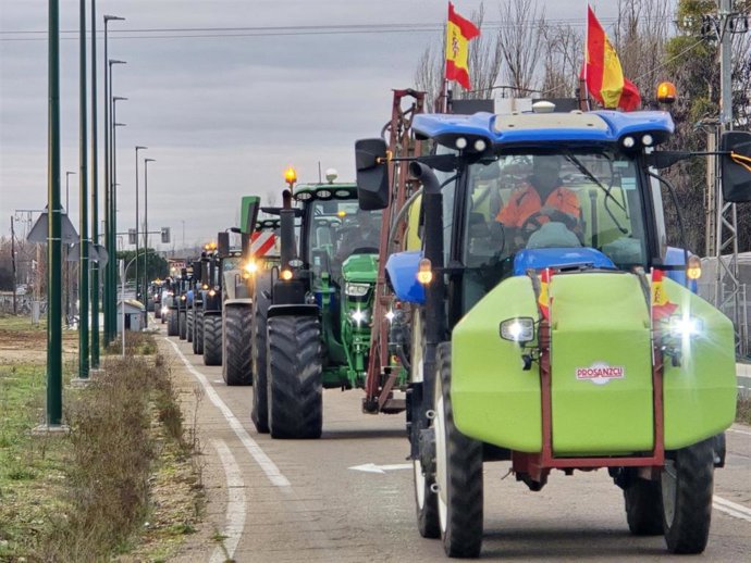 Decenas de tractores recorren una calle de Valladolid en la 'tractorada' que se celebra este 15 de enero.