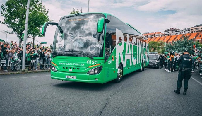 Autobús del Racing a su llegada a los Campos de Sport