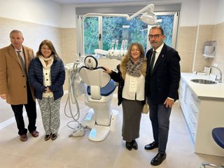El delegado de Salud de la Junta en Málaga, Carlos Bautista, visita los nuevos equipamientos de odontología en la Axarquía.
