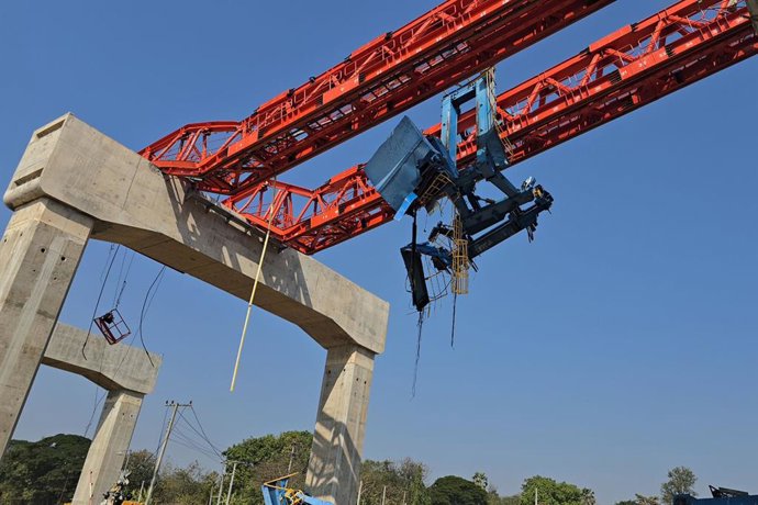Imagen de archivo de los restos de una grúa derrumbada en Tailandia.