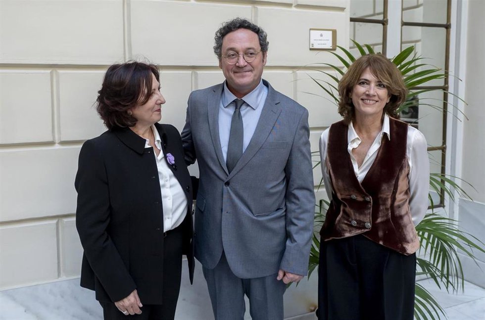 Archivo - (I-D) La nueva fiscal general del Estado, Teresa Peramato; y los exfiscales generales del Estado Álvaro García Ortiz y Dolores Delgado García; durante la toma posesión de la primera como Fiscal General del Estado