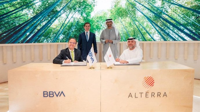 Archivo - De pie: el presidente de BBVA, Carlos Torres Vila, y el presidente de Altérra, Sultan Al Jaber. Sentados: el responsable global de Sostenibilidad y CIB de BBVA, Javier Rodríguez Soler, y el CEO de Altérra, Majid Al Suwaidi.