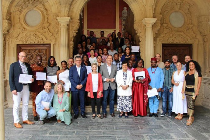 Foto de familia con el alumnado, profesorado, traductores y autoridades de la UNIA, junto al rector, José Ignacio García, las codirectoras del Máster, Margarita Clemente y Mercedes Núñez.