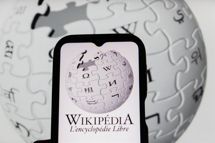 Archivo - Arquivo - 31 de outubro de 2025, Indonésia: Nesta ilustração fotográfica, o logotipo da Wikipedia é exibido em um smartphone e ao fundo.