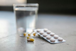 El truco para tragar pastillas fácilmente: no es falta de práctica, sino cómo colocas la cabeza