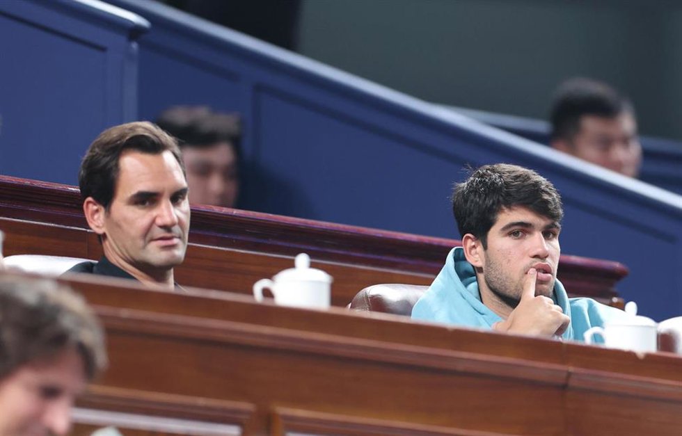 Archivo - El extenista suizo Roger Federer (izquierda) junto al tenista español Carlos Alcaraz