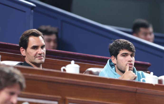 Archivo - SHANGHAI, Oct. 13, 2024  -- Swiss former tennis player Roger Federer (L) and Spainish tennis player Carlos Alcaraz look on during the men's singles final match between Jannik Sinner of Italy and Novak Djokovic of Serbia at the ATP World Tour Sha