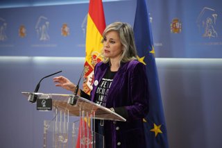 Archivo - La portavoz del grupo parlamentario de Sumar, Verónica Martínez Barbero, durante una rueda de prensa en el Congreso de los Diputados, a 25 de noviembre de 2025, en Madrid (España).