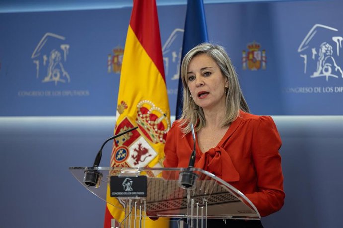 Archivo - La portavoz de Sumar en el Congreso, Verónica Martínez, durante una rueda de prensa, en el Congreso de los Diputados, a 9 de diciembre de 2025, en Madrid (España).