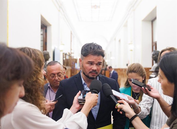 Archivo - Arquivo - O porta-voz do ERC no Congresso, Gabriel Rufián, faz declarações à imprensa nos corredores do Congresso após uma sessão de controle do Governo, no Congresso dos Deputados, em 26 de abril de 2023, em Madri (Espanha). Durante a sessão