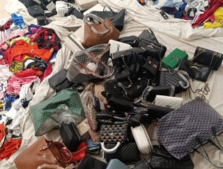 Dos operativos contra la venta ambulante en Palma se saldan con una detención y gran cantidad de material intervenido.