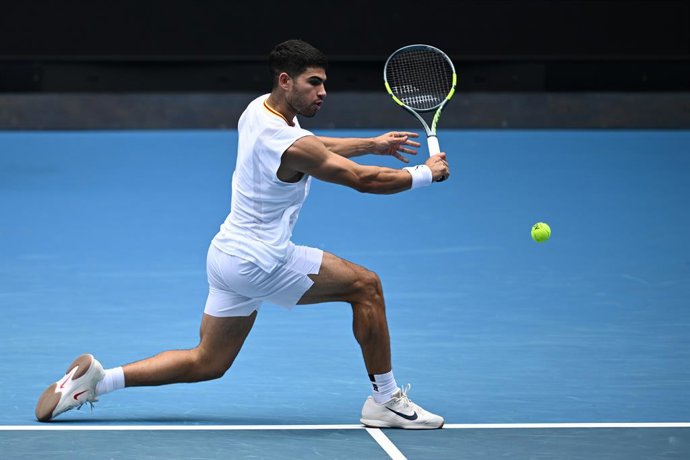 14 de janeiro de 2026, Austrália, Melbourne: O tenista espanhol Carlos Alcaraz em ação durante uma sessão de treino antes do torneio de tênis Australian Open no Melbourne Park, em Melbourne. Foto: Joel Carrett/AAP/dpa