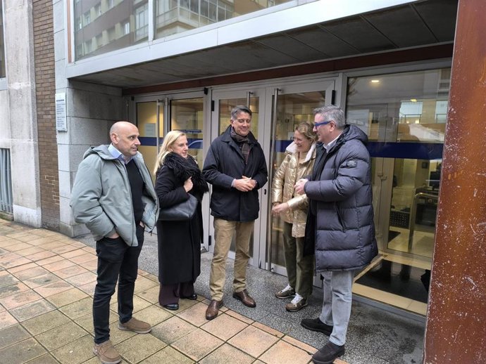 El diputado del grupo parlamentario popular, Manuel Cifuentes, ante el edificio de los juzgados de Avilés