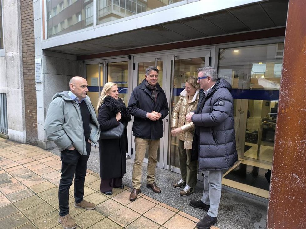 El diputado del grupo parlamentario popular, Manuel Cifuentes, ante el edificio de los juzgados de Avilés