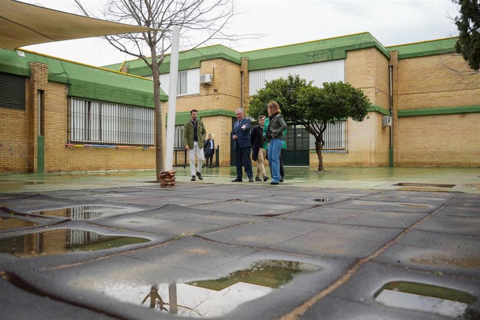 Archivo - Sanz visita uno de los colegios que se beneficiarán del plan municipal de mejoras, en foto de archivo.