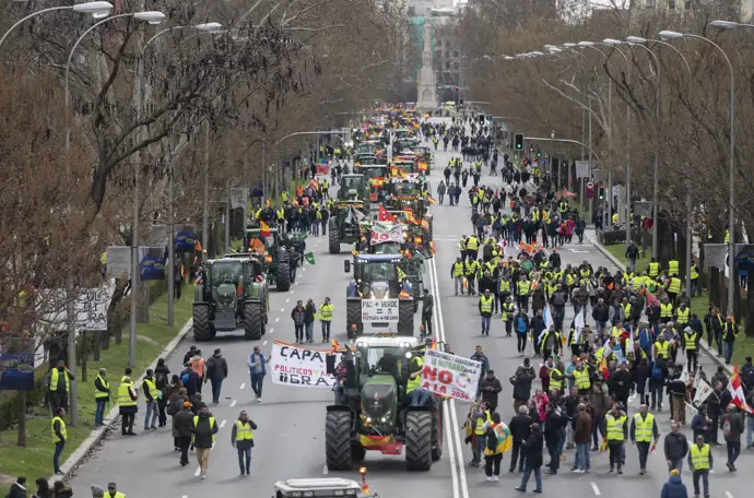 Manifestación de agricultores y tractores en el Paseo de la Castellana