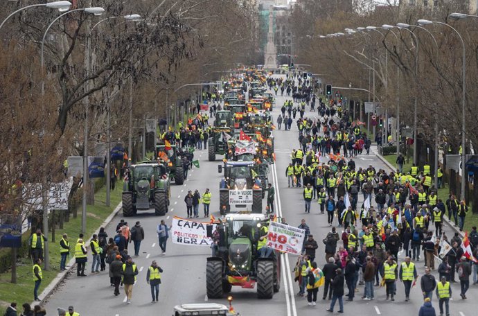 Archivo - La manifestación de agricultores y tractores en el Paseo de la Castellana, continúa su marcha hacia la Oficina de la Comisión Europea en Madrid, 26 de febrero de 2024, en Madrid (España). Un centenar de tractores y miles de agricultores, convoca