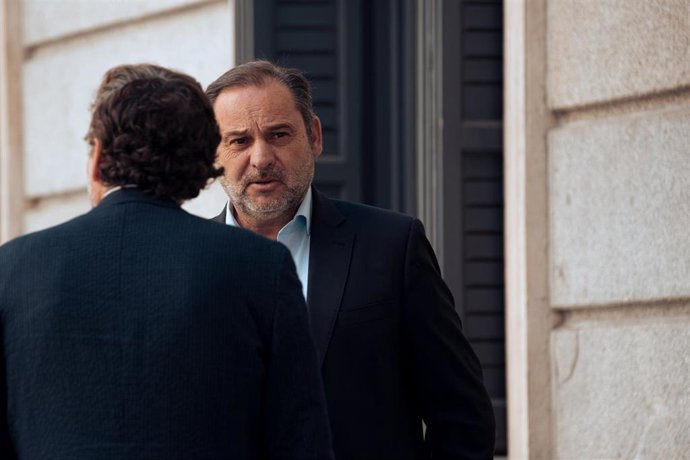 Archivo - El diputado del Grupo Mixto y exministro de Transportes, José Luis Ábalos, a su llegada a una sesión plenaria en el Congreso 