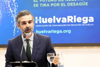 El consejero de Agricultura, Pesca, Agua y Desarrollo Rural de la Junta de Andalucía, Ramón Fernández-Pacheco, interviene en un desayuno informativo organizado por la Asociación de Comunidades de Regantes Huelva Riega.
