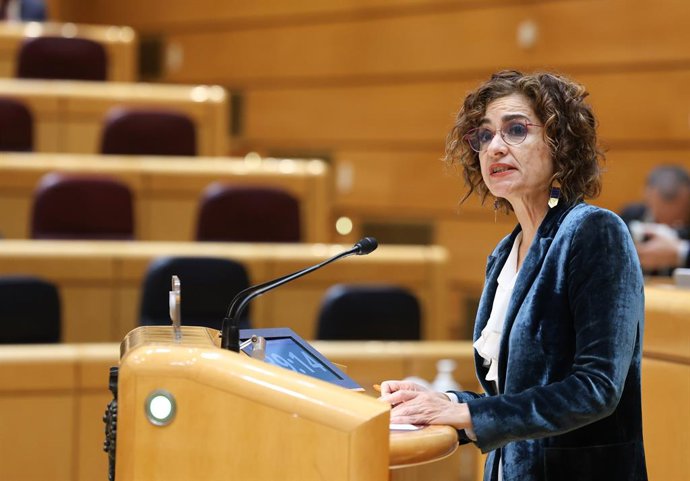 A vice-presidente primeira e ministra das Finanças, María Jesús Montero, durante uma sessão plenária extraordinária no Senado, em 15 de janeiro de 2026, em Madri (Espanha). O Senado celebra esta sessão plenária extraordinária com as comparecimentos de Mon