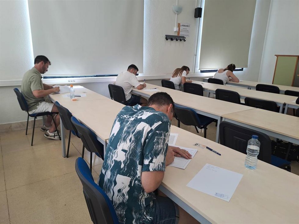Archivo - Opositores realizando su examen