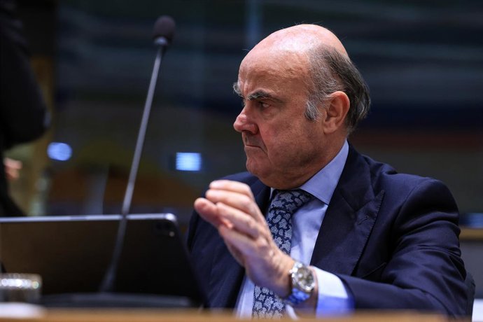 Archivo - December 7, 2023, Brussels, Brussels Capital Region, Belgium: Luis de Guindos, Vice-President of the European Central Bank, looks on before an Eurogroup finance ministers meeting at the European Council headquarters in Brussels, Belgium, on Dece