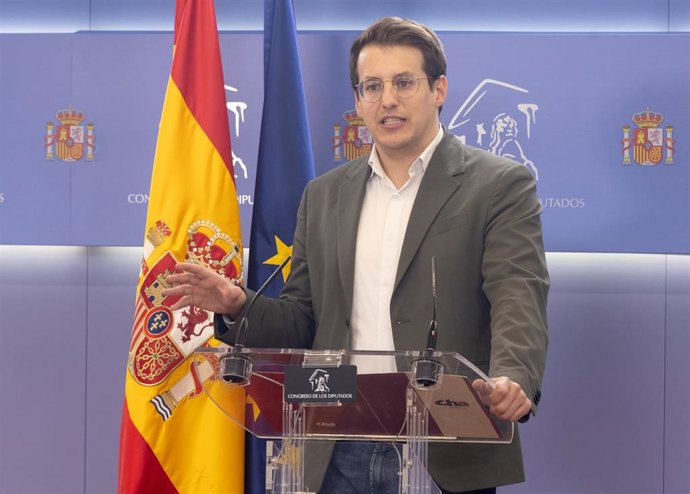 Archivo - El diputado de Sumar Jorge Pueyo durante una rueda de prensa, en el Congreso de los Diputados, a 9 de diciembre de 2025, en Madrid (España).