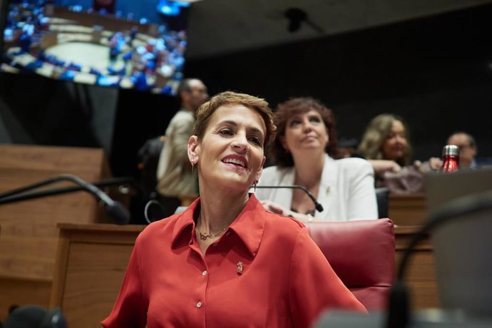 Archivo - La presidenta del Gobierno de Navarra, María Chivite, en un pleno del Parlamento de Navarra.