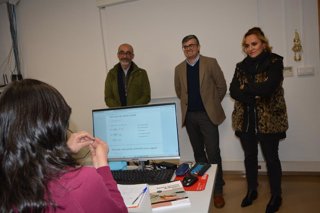 El delegado de Empleo de la Junta en Granada, Javier Martín, al fondo en el centro entre el alcalde de Albolote, Salustiano Ureña, y la concejala Marta Nievas