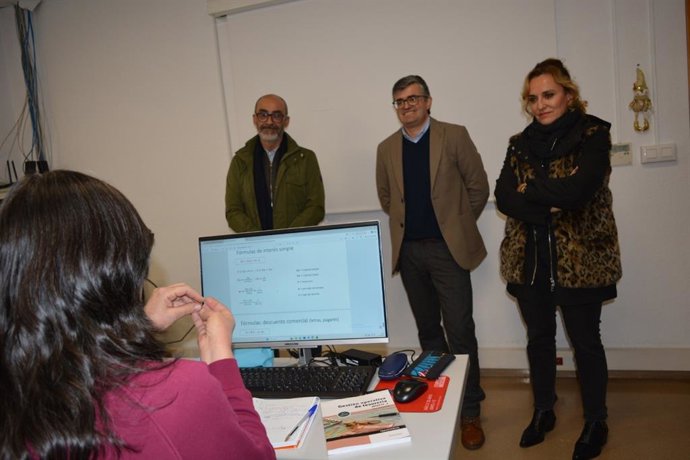 El delegado de Empleo de la Junta en Granada, Javier Martín, al fondo en el centro entre el alcalde de Albolote, Salustiano Ureña, y la concejala Marta Nievas