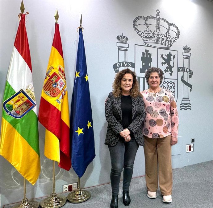 La delegada del Gobierno, Beatriz Arraiz, y la presidenta de VencELA, Francisca Elena Terroba